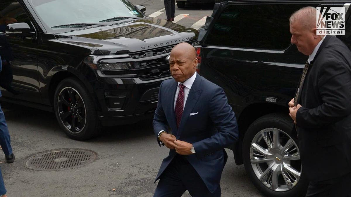 NYC Mayor Eric Adams arrives to turn himself in to face charges in federal corruption case Internet InfoMedia nyc mayor eric adams arrives to turn himself in to face charges in federal corruption case