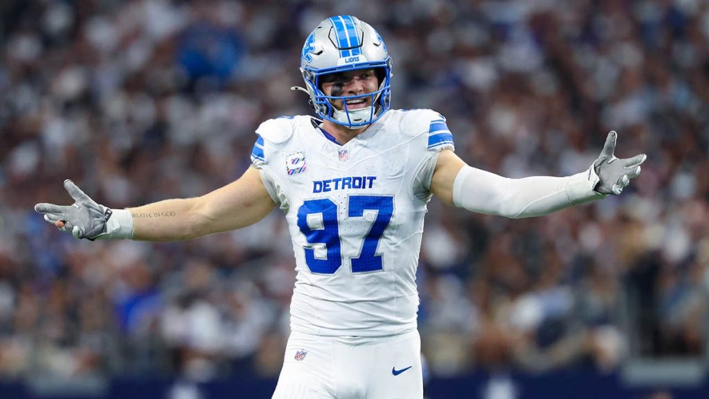 Internet InfoMedia lions aidan hutchinson suffers gruesome injury vs cowboys leaves game on backboard