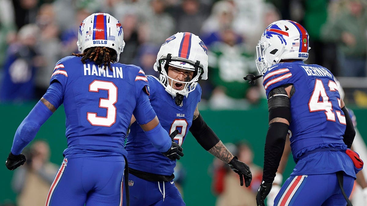 NFL fans rip refs as Bills hold on for crucial divisional win over Jets Internet InfoMedia nfl fans rip refs as bills hold on for crucial divisional win over jets