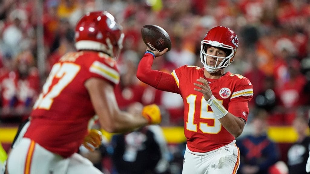 Internet InfoMedia patrick mahomes throws for over 300 yards as chiefs remain unbeaten with win over saints