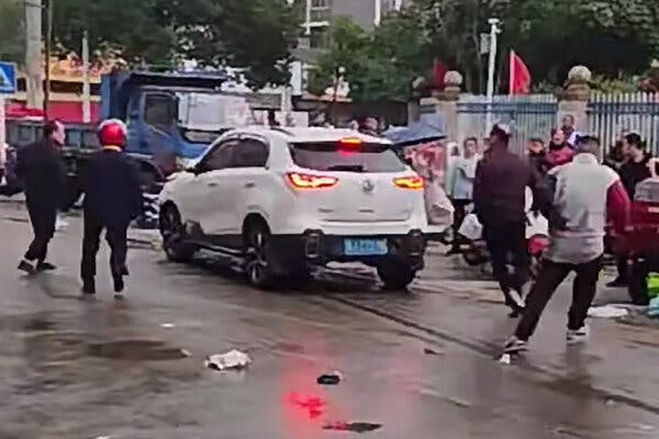 Internet InfoMedia man drives car into crowd outside primary school in china