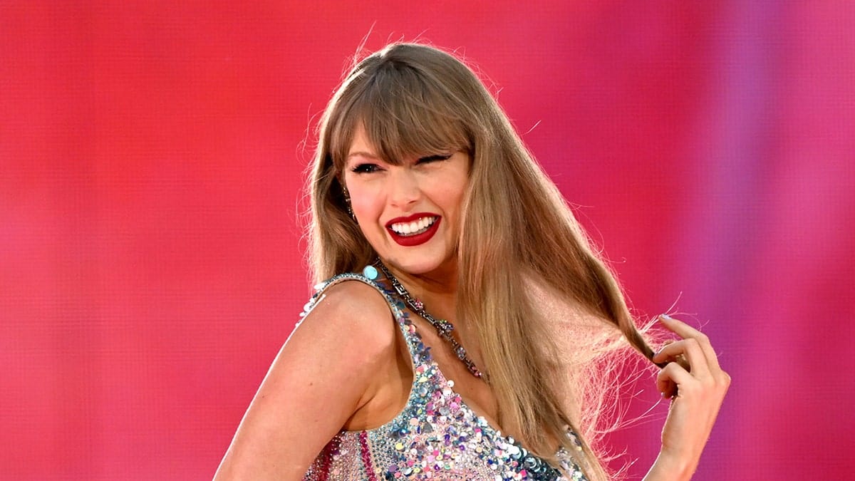 Taylor Swift receives apology after Billboard uses clip from video that depicted wax figure of her naked Internet InfoMedia taylor swift receives apology after billboard uses clip from video that depicted wax figure of her naked