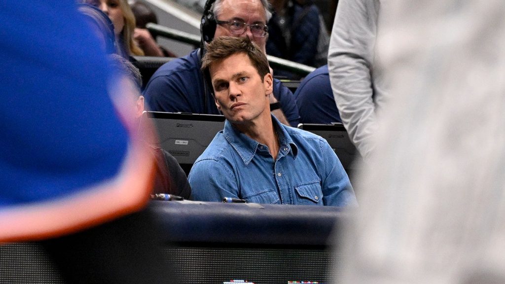 Internet InfoMedia tom brady takes in primetime nba matchup before calling first thanksgiving game in dallas