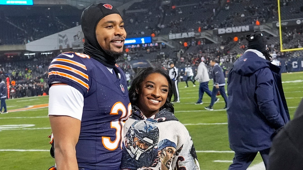 Simone Biles sports custom Jonathan Owens outfit to Bears' final home game Internet InfoMedia simone biles sports custom jonathan owens outfit to bears final home game