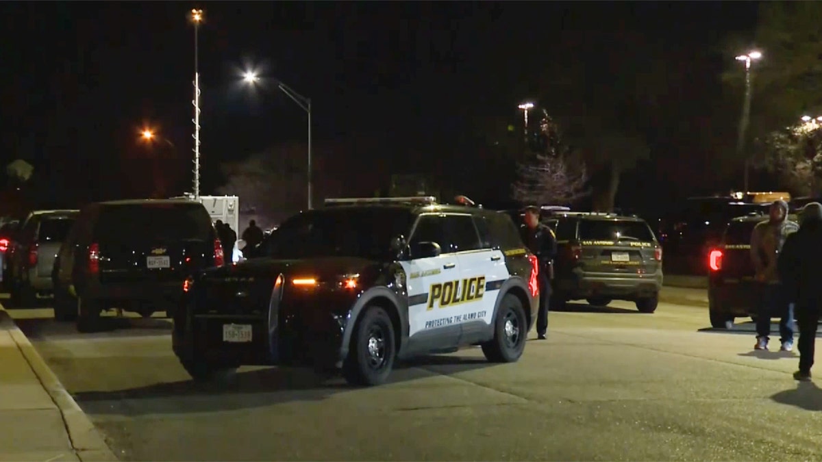 Internet InfoMedia 7 san antonio police officers shot in confrontation with suspect with 3 prior arrests