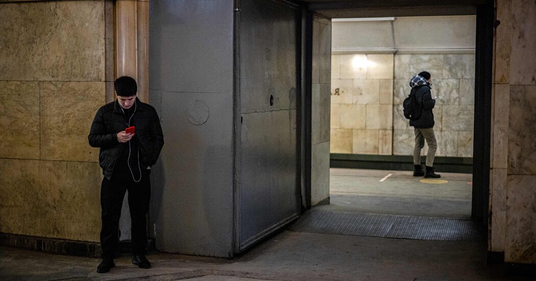 Kremlin Chokes YouTube Service, but Russians Find Ways Around It Internet InfoMedia kremlin chokes youtube service but russians find ways around it