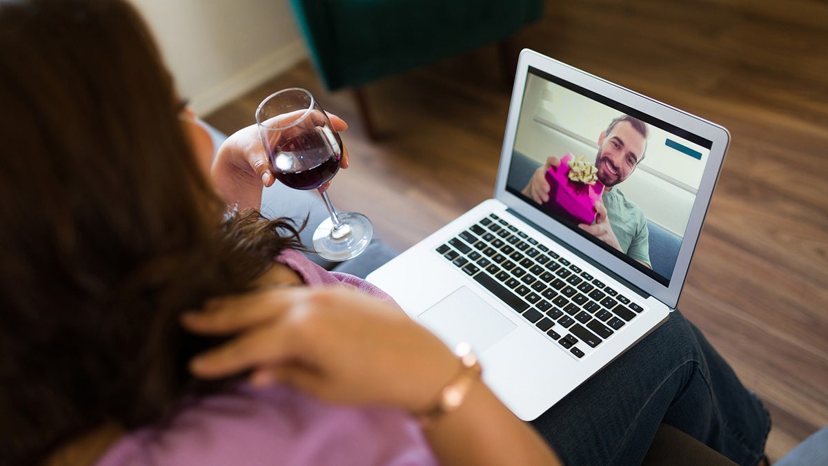 Internet InfoMedia 10 unique valentines day gifts for those in long distance relationships