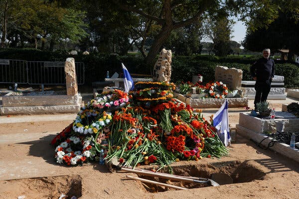Internet InfoMedia at funeral for shiri bibas and children an israeli outpouring of grief