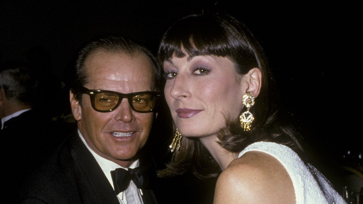 Jack Nicholson reached out to ex Anjelica Huston when her home was threatened in LA wildfires Internet InfoMedia jack nicholson reached out to ex anjelica huston when her home was threatened in la wildfires