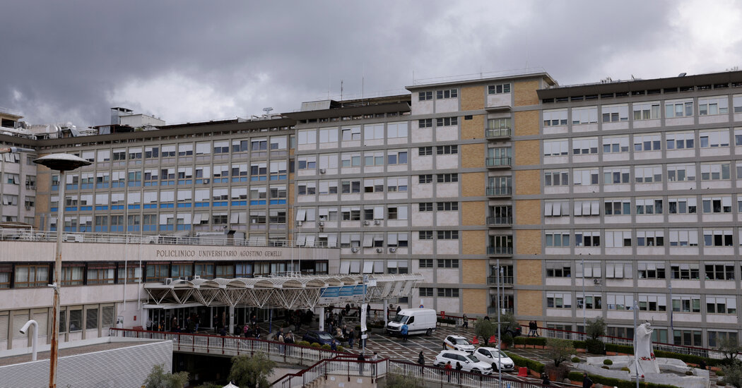 Internet InfoMedia pope francis is admitted to hospital for bronchitis