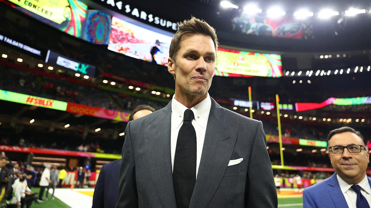 Tom Brady disagrees with referees on controversial pass interference call against Eagles in Super Bowl LIX Internet InfoMedia tom brady disagrees with referees on controversial pass interference call against eagles in super bowl