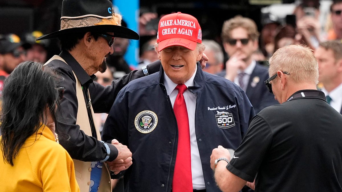 Trump applauds 'guts' of NASCAR drivers ahead of Daytona 500, sends them special message Internet InfoMedia trump applauds guts of nascar drivers ahead of daytona 500 sends them special message