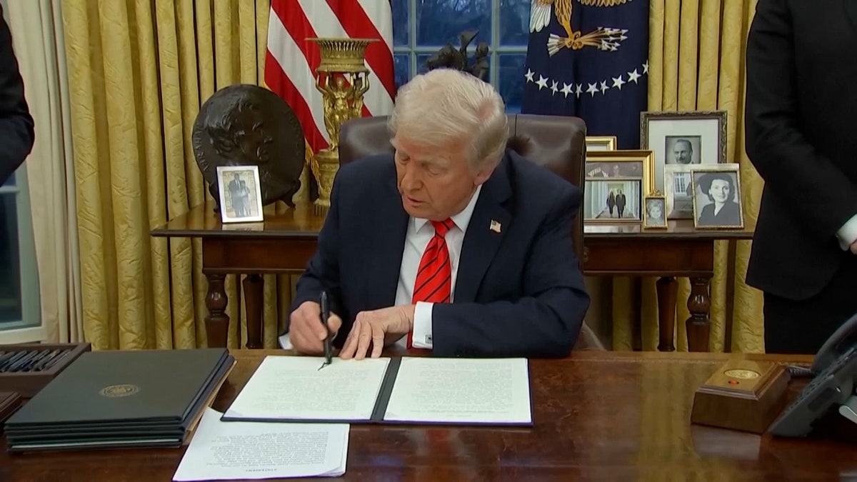 Trump signs executive order ending use of taxpayer money to 'incentivize or support' illegal immigration Internet InfoMedia trump signs executive order ending use of taxpayer money to incentivize or support illegal immigration