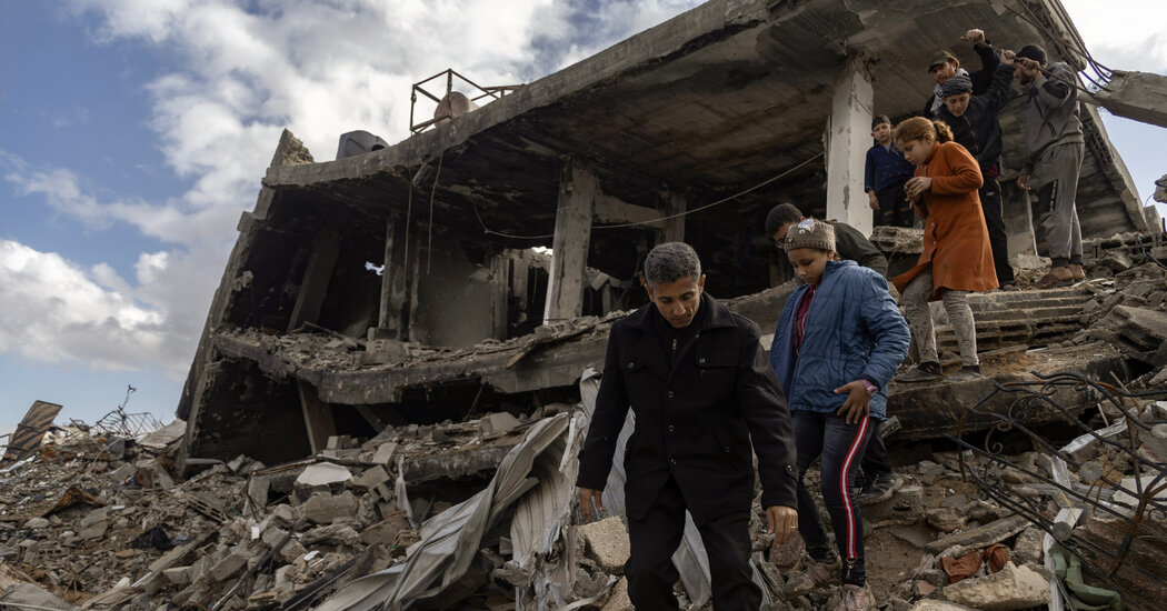 Internet InfoMedia with fighting stilled gazans face new trauma searching for their dead