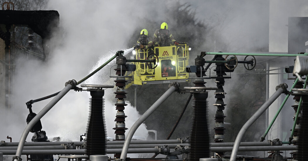 A Fire Plunged Heathrow Into Darkness. A Nearby Data Center Kept Humming. Why? Internet InfoMedia a fire plunged heathrow into darkness a nearby data center kept humming why