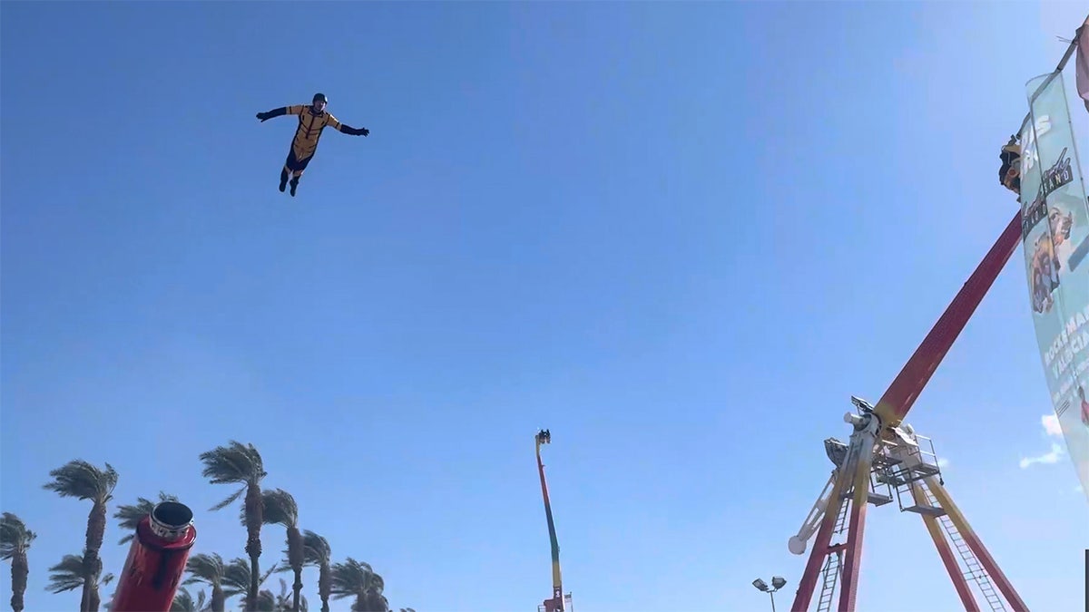 California stuntman crashes to the ground as human cannonball act goes horribly wrong, video shows Internet InfoMedia california stuntman crashes to the ground as human cannonball act goes horribly wrong video shows