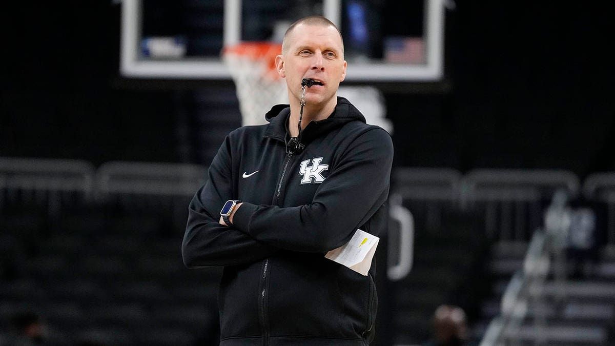 Kentucky coach Mark Pope makes good on promise to help cover fans' gas money for trip to NCAA tournament game Internet InfoMedia kentucky coach mark pope makes good on promise to help cover fans gas money for trip to ncaa tournament game