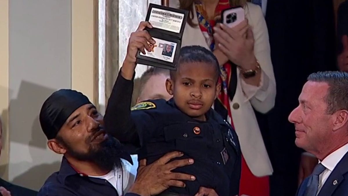 President Trump appoints boy who beat cancer as honorary Secret Service agent: 'Biggest honor of them all' Internet InfoMedia president trump appoints boy who beat cancer as honorary secret service agent biggest honor of them all