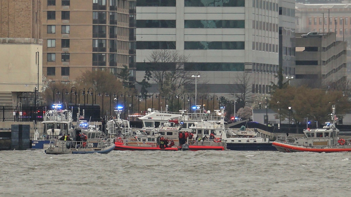 Internet InfoMedia 6 dead including 3 children after helicopter plummets into hudson river