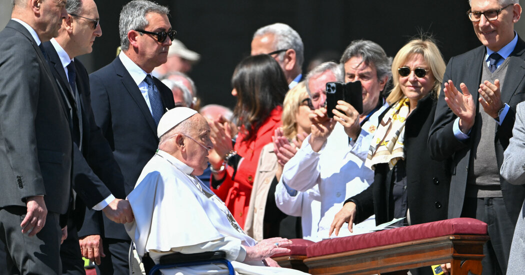 Internet InfoMedia recovering pope francis surprises pilgrims with a public appearance