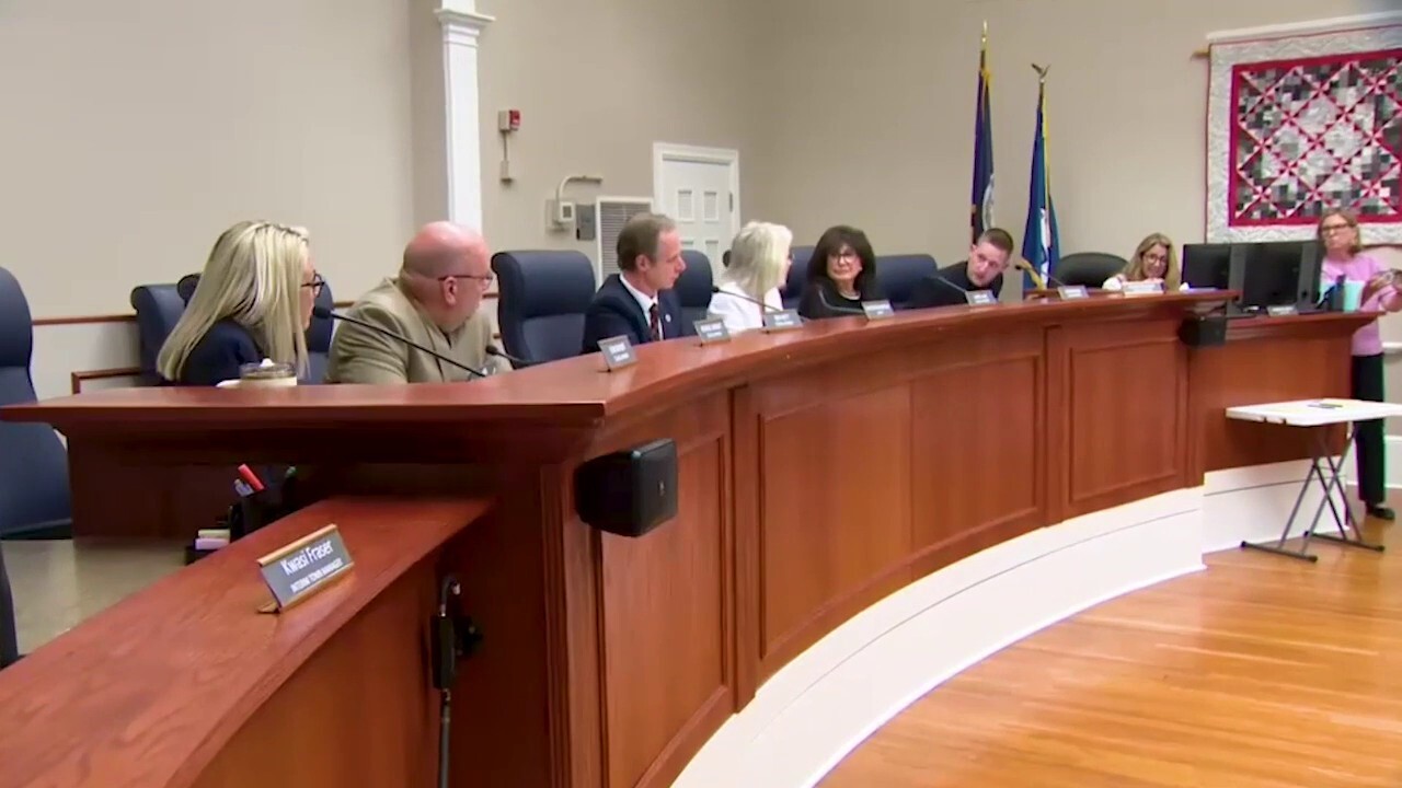 Virginia residents cheer after town council reverses plan to dissolve police department Internet InfoMedia virginia residents cheer after town council reverses plan to dissolve police department