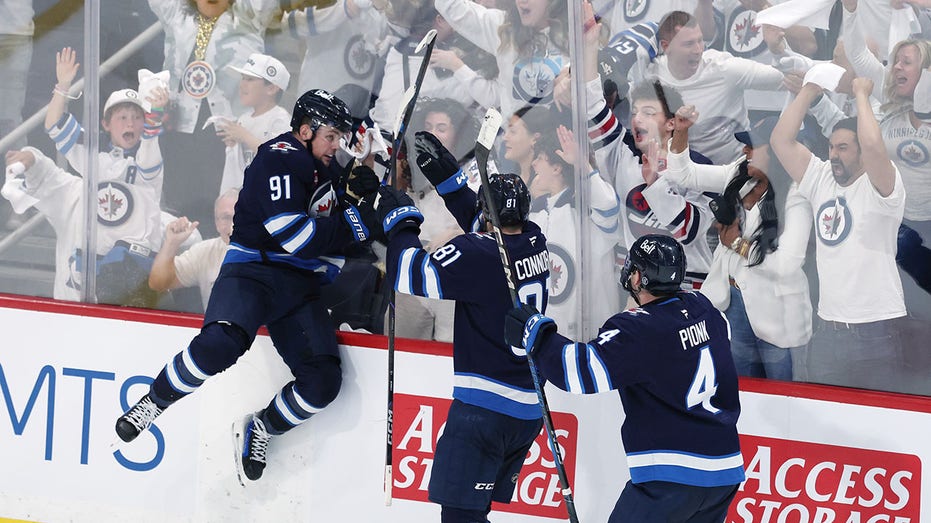 Internet InfoMedia jets cole perfetti scores game tying goal with 1 6 seconds left winnipeg knocks out blues in double ot