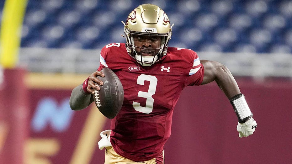 Internet InfoMedia ufl star bryce perkins avoids defenders for incredible touchdown