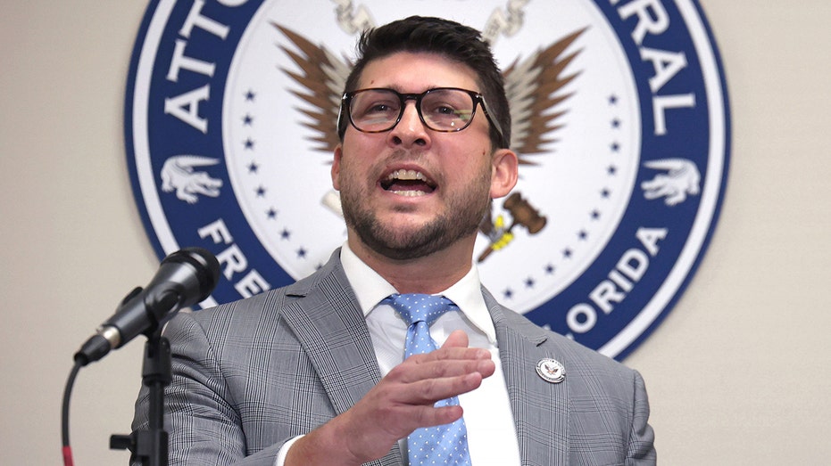 Florida attorney general held in contempt after challenging court's block on immigration law Internet InfoMedia florida attorney general held in contempt after challenging courts block on immigration law