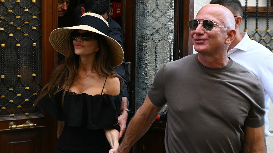 Internet InfoMedia lauren sanchez bezos shows off wedding ring during first post wedding appearance with jeff bezos in venice