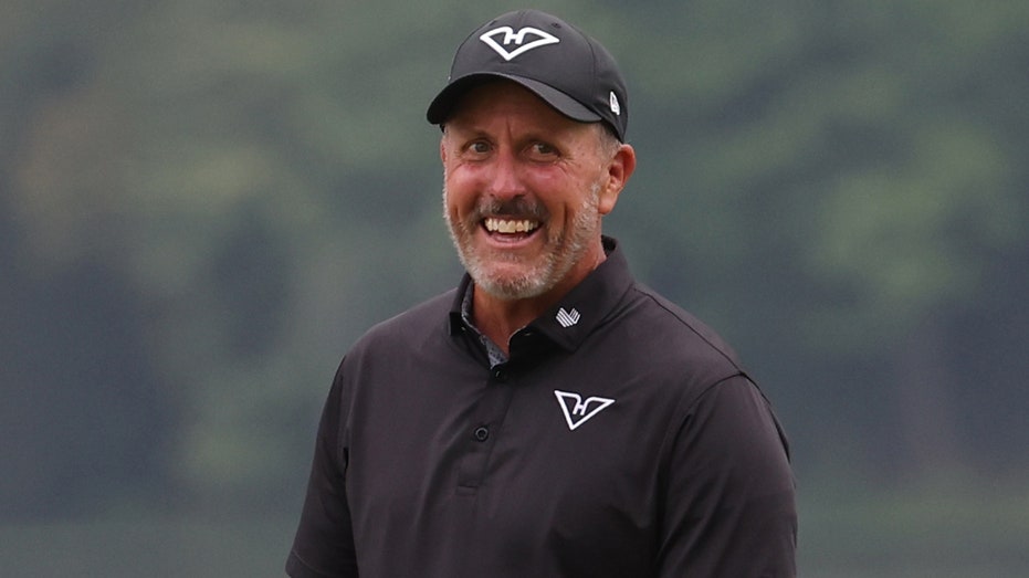 Internet InfoMedia liv golf star phil mickelson nails incredible shot during tournament