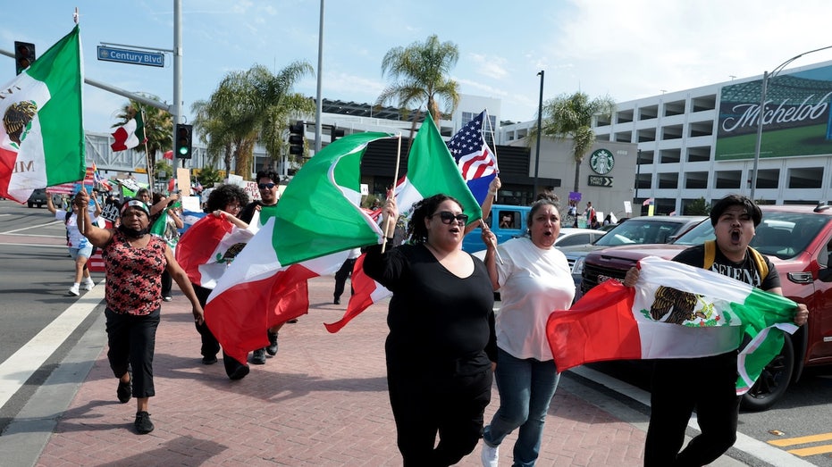 Internet InfoMedia mexico gold cup soccer game in los angeles sees anti ice protesters demonstrate outside stadium