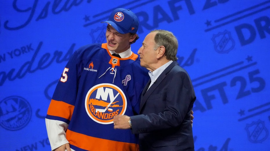 Internet InfoMedia new york islanders choose matthew schaefer with no 1 pick in 2025 nhl draft