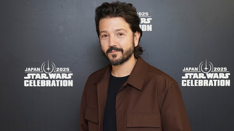'Star Wars' actor trashes Trump immigration policies while guest-hosting 'Kimmel' Internet InfoMedia star wars actor trashes trump immigration policies while guest hosting kimmel