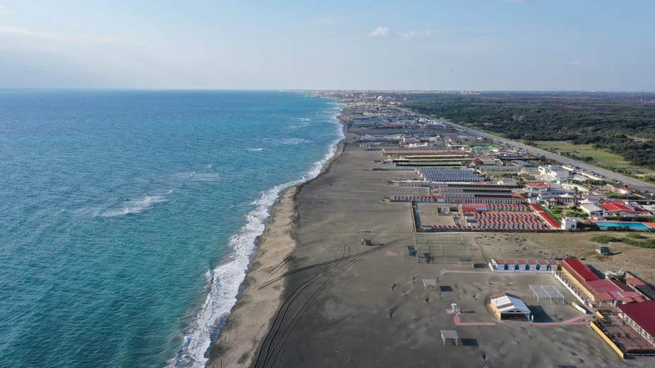 17-year-old British teen dies after beach sand tunnel collapses during family vacation: report Internet InfoMedia 17 year old british teen dies after beach sand tunnel collapses during family vacation report