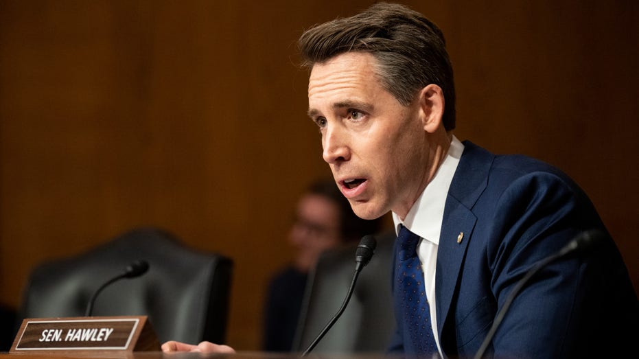 Internet InfoMedia congressional stock trading ban passes through committee as hawley denies reports of white house pushback