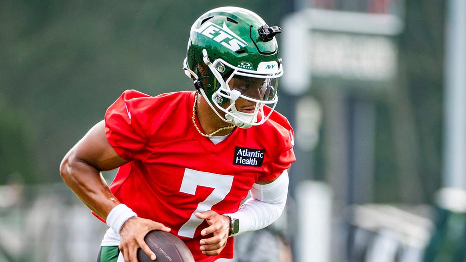 Internet InfoMedia jets quarterback justin fields returns to training camp after injury scare