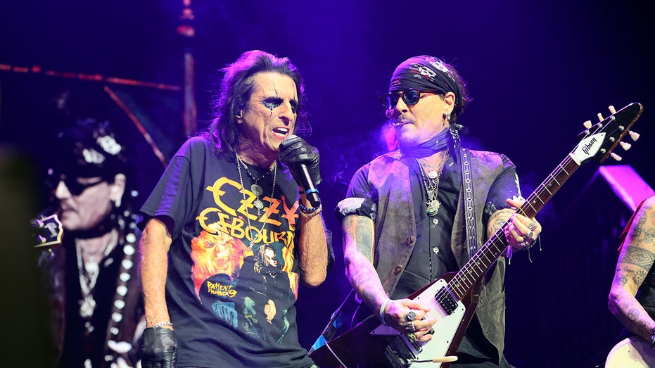 Internet InfoMedia johnny depp honors ozzy osbourne in surprise performance alongside alice cooper