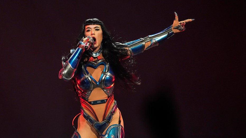 Internet InfoMedia katy perry left dangling midair in terrifying concert stage malfunction