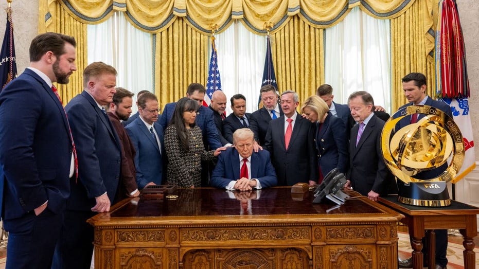 Trump gathers CEOs for unprecedented faith, economy meeting to renew US 'spiritually and financially' Internet InfoMedia trump gathers ceos for unprecedented faith economy meeting to renew us spiritually and financially