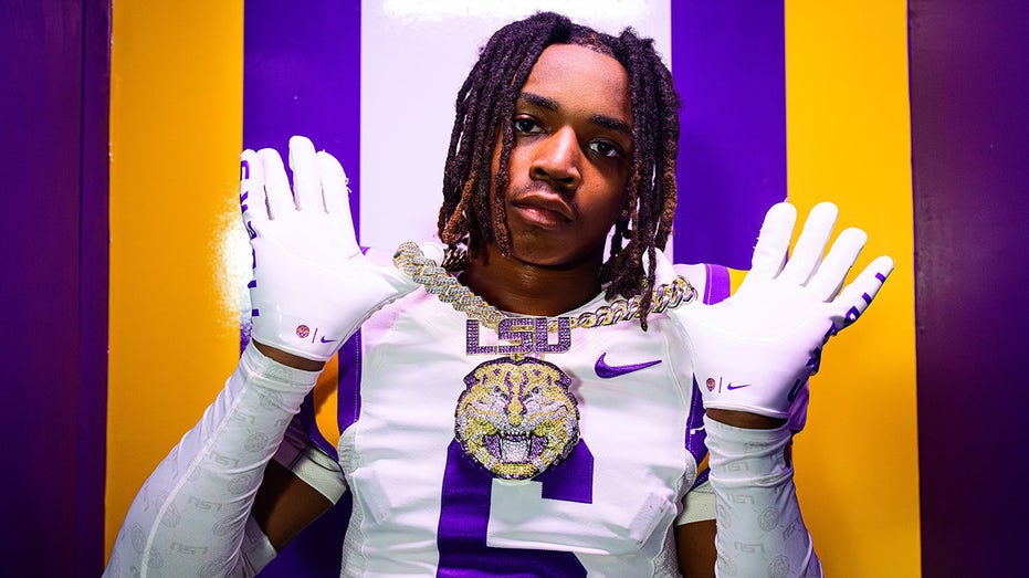 Internet InfoMedia lsu football player accused of harboring 2 murder suspects in his dorm