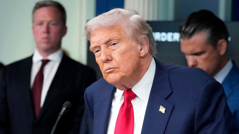 Internet InfoMedia trump hits abc nbc as fake news says hed support fcc revoking licenses