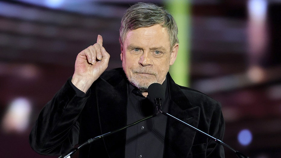 Internet InfoMedia mark hamill says hes really ashamed america elected trump twice