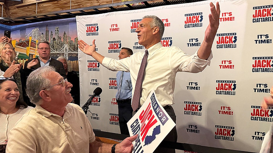 Battle for governor in closely watched election may be headed for a photo finish Internet InfoMedia battle for governor in closely watched election may be headed for a photo finish