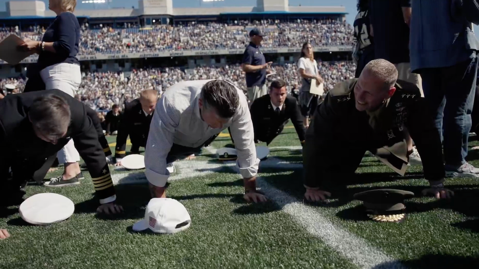 Internet InfoMedia hegseth helps set world record at navy football game for most people doing push ups at the same time