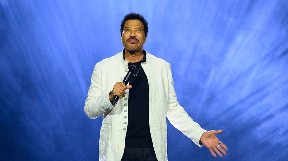 Lionel Richie reveals he almost became a priest before one fan's comment changed his life Internet InfoMedia lionel richie reveals he almost became a priest before one fans comment changed his life
