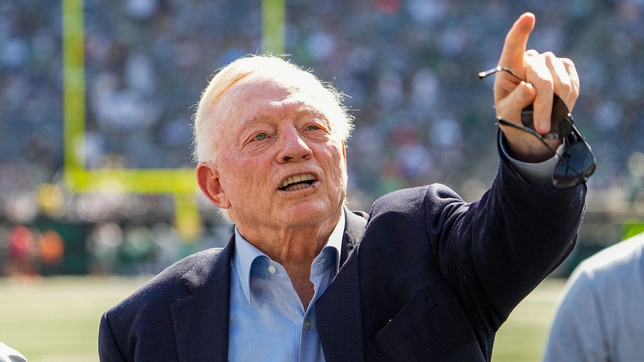 Internet InfoMedia nfl fines cowboys jerry jones for obscene gesture report