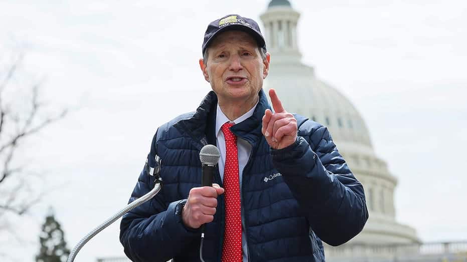 Internet InfoMedia oregon sen ron wyden reacts to fbi probe involving trail blazers coach chauncey billups very sad day