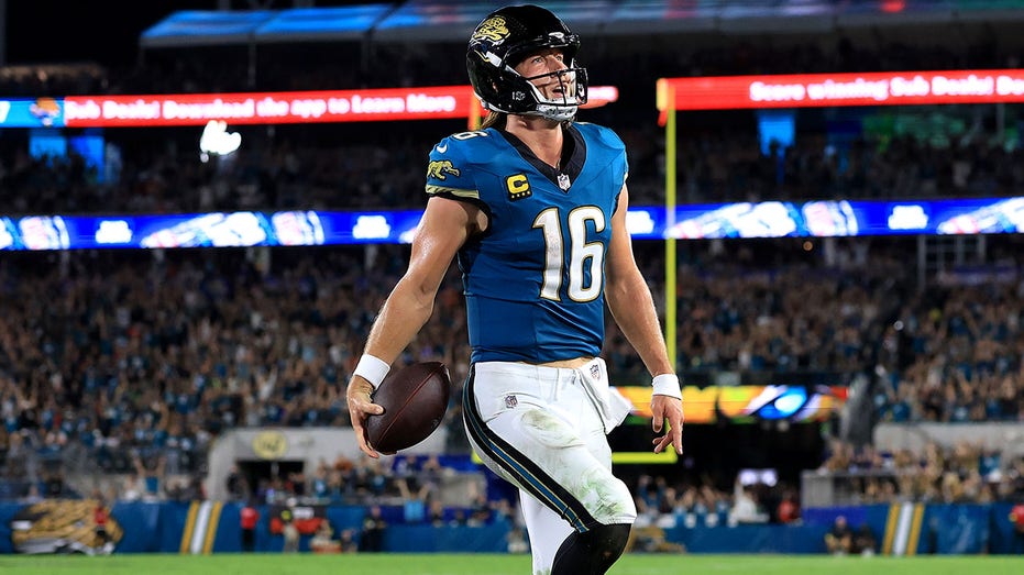 Internet InfoMedia trevor lawrences stumbling touchdown caps last minute drive to give jaguars win over chiefs