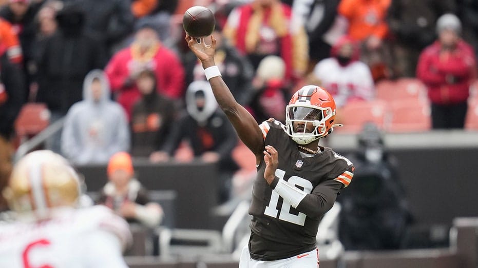 Internet InfoMedia lebron james praises shedeur sanders for td pass against 49ers